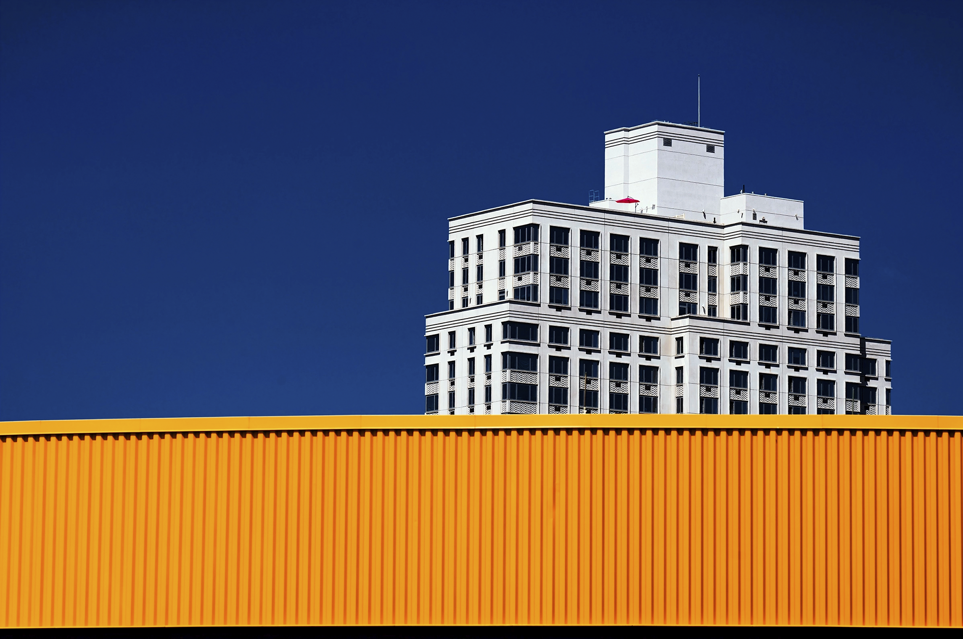 photographie immeuble et barrière orange cooney island new york