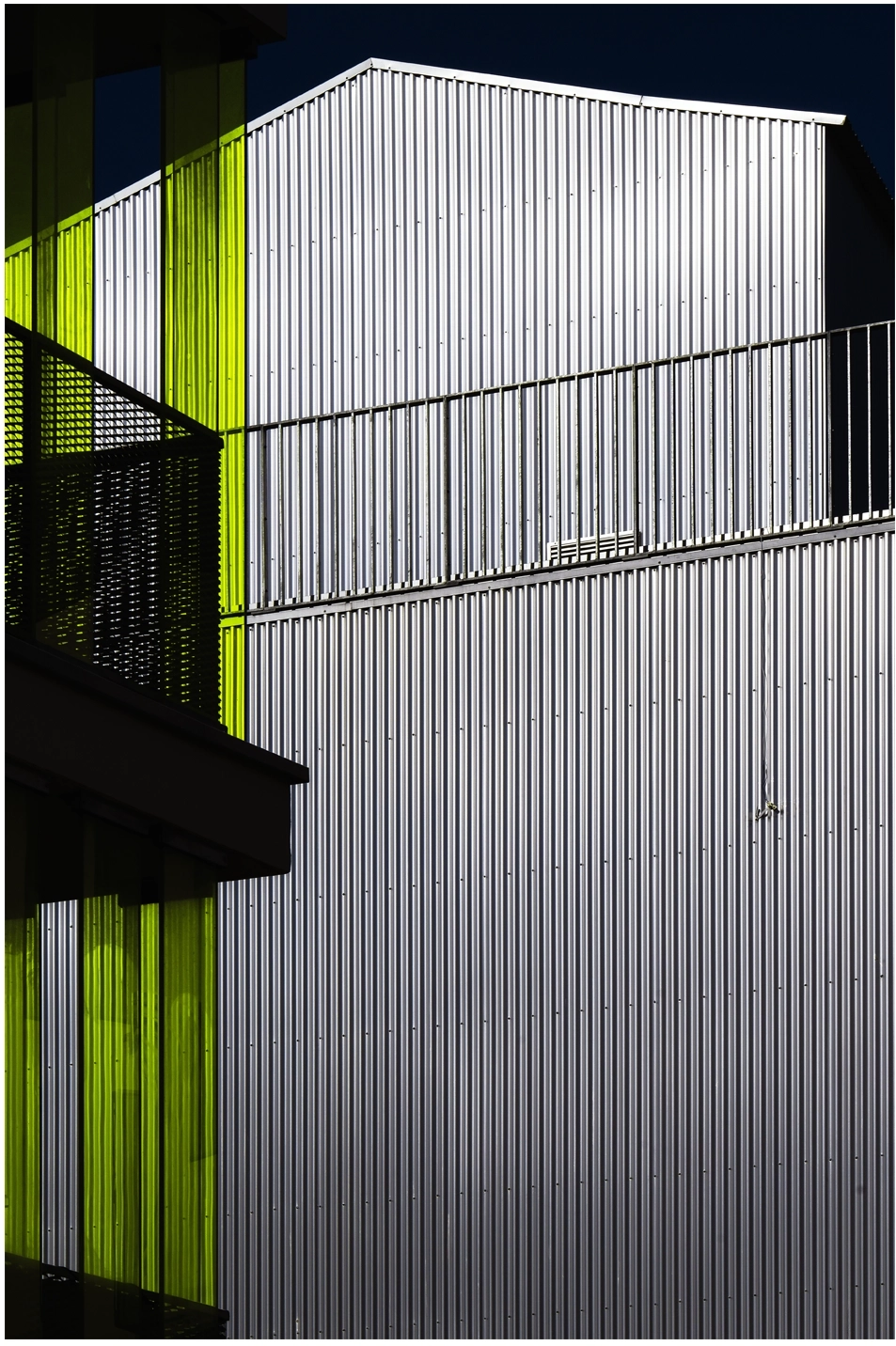 photographie immeuble tôle ondulée avec vitrages